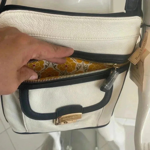 Emma Fox Bags. Emma Fox
Crossbody Handbag band new with tags pri - Picture 14 of 16